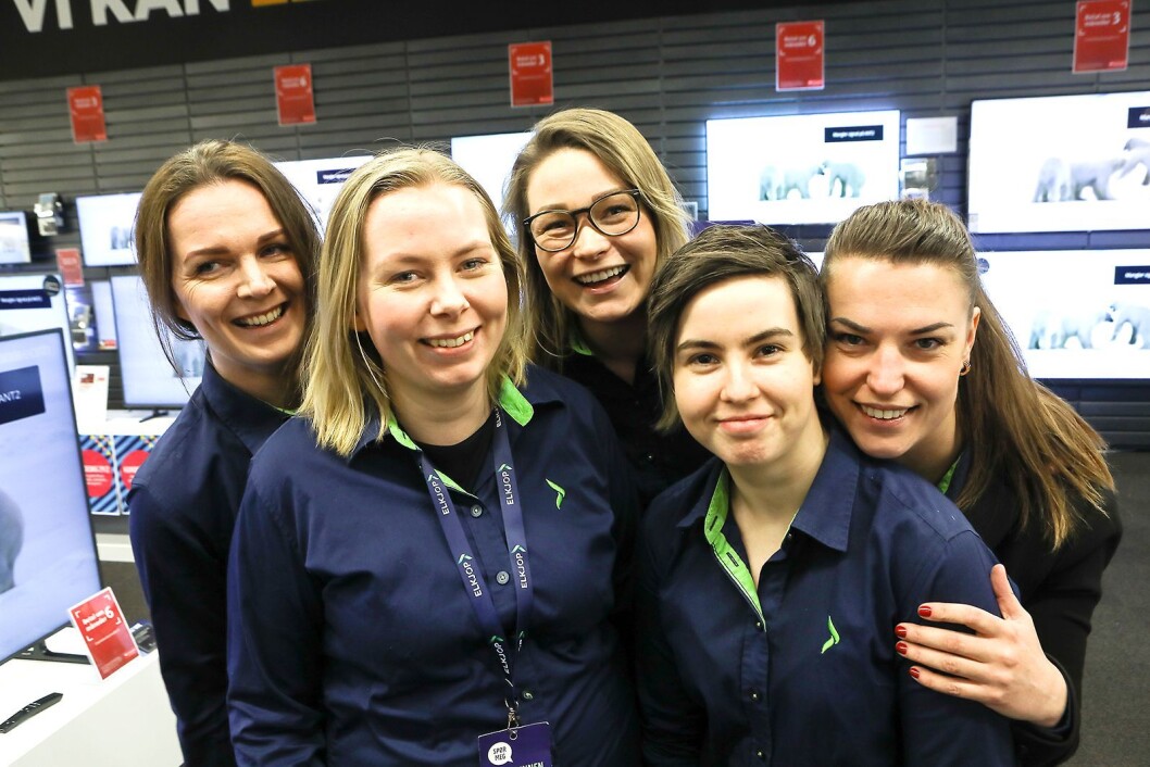 Fem faste stillingar vart lyst ut på Elkjøp i fjor og det var fem damer som vart tilsette: Frå venstre: Christine Hov, Kristin Saunes, Kristin Ljøkjel, Camilla Tindvik og Svetlana Iudina. Foto: Dag Nesbø Frøyen Fem faste stillingar vart lyst ut på Elkjøp i fjor og det var fem damer som vart tilsette: Frå venstre: Christine Hov, Kristin Saunes, Kristin Ljøkjel, Camilla Tindvik og Svetlana Iudina. Foto: Dag Nesbø Frøyen