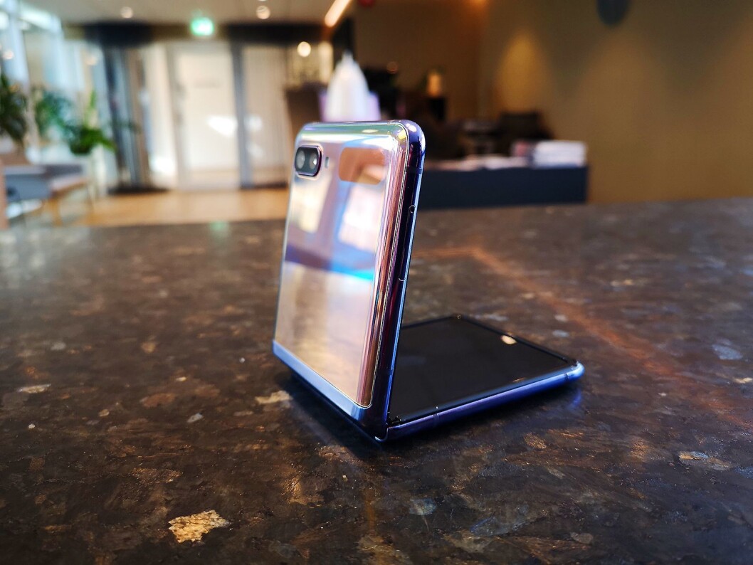 Galaxy Flip kommer enten i en skimrende lilla farge, som her, eller i sort. Foto: Marte Ottemo. Galaxy Flip kommer enten i en skimrende lilla farge, som her, eller i sort. Foto: Marte Ottemo.