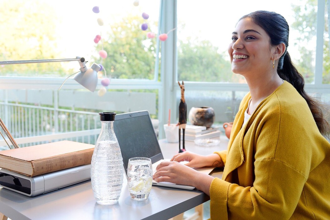 SodaStream mener vi må bli flinkere til å ikke kjøpe vann på flaske, og i stedet bruke springvann. Foto: SodaStream SodaStream mener vi må bli flinkere til å ikke kjøpe vann på flaske, og i stedet bruke springvann. Foto: SodaStream