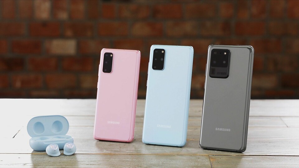 Nye Galaxy Buds+ kan lades trådløst fra Samsung-telefonen din, eller en annen mobil som støtter teknologien. Foto: Samsung.