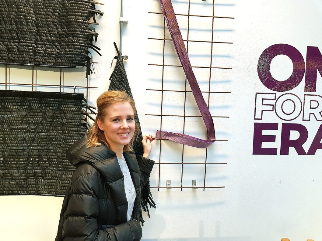 Senterleder Sofia Bystedt viser frem et av designprosjektene. Gamle lastestropper ble belter og vesker. Foto: Jan Røsholm Senterleder Sofia Bystedt viser frem et av designprosjektene. Gamle lastestropper ble belter og vesker. Foto: Jan Røsholm