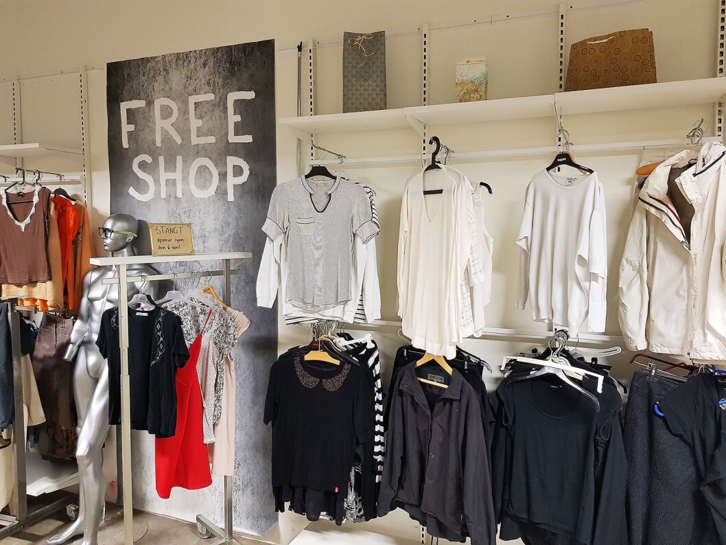 Istedenfor tilbud får kundene velge et gratis tilleggsplagg fra overskuddslageret i butikken Free shop. Foto: Jan Røsholm. Istedenfor tilbud får kundene velge et gratis tilleggsplagg fra overskuddslageret i butikken Free shop. Foto: Jan Røsholm.