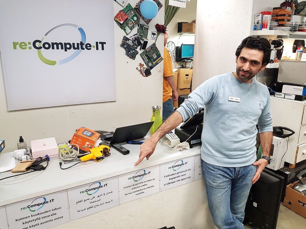 Amjad Al Chamaa i elektronikkbutikken Re Compute IT gir tre månders garanti på varene de selger. Det er opplyst på sju forskjellige språk. Foto: Jan Røsholm. Amjad Al Chamaa i elektronikkbutikken Re Compute IT gir tre månders garanti på varene de selger. Det er opplyst på sju forskjellige språk. Foto: Jan Røsholm.