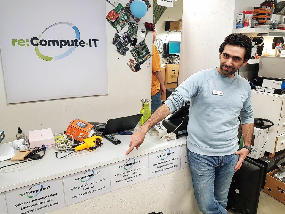 Amjad Al Chamaa i elektronikkbutikken Re Compute IT gir tre månders garanti på varene de selger. Det er opplyst på sju forskjellige språk. Foto: Jan Røsholm.