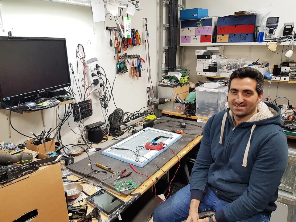 Servicetekniker Mouheddin Hourani i Re Compute IT har et eget verksted i tilknytning til butikken. Foto: Jan Røsholm. Servicetekniker Mouheddin Hourani i Re Compute IT har et eget verksted i tilknytning til butikken. Foto: Jan Røsholm.