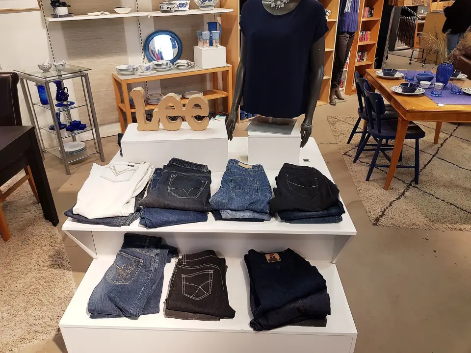 Kjente merkevarer er utstilt i klesbutikken Axelinas. Foto: Jan Røsholm. Kjente merkevarer er utstilt i klesbutikken Axelinas. Foto: Jan Røsholm.