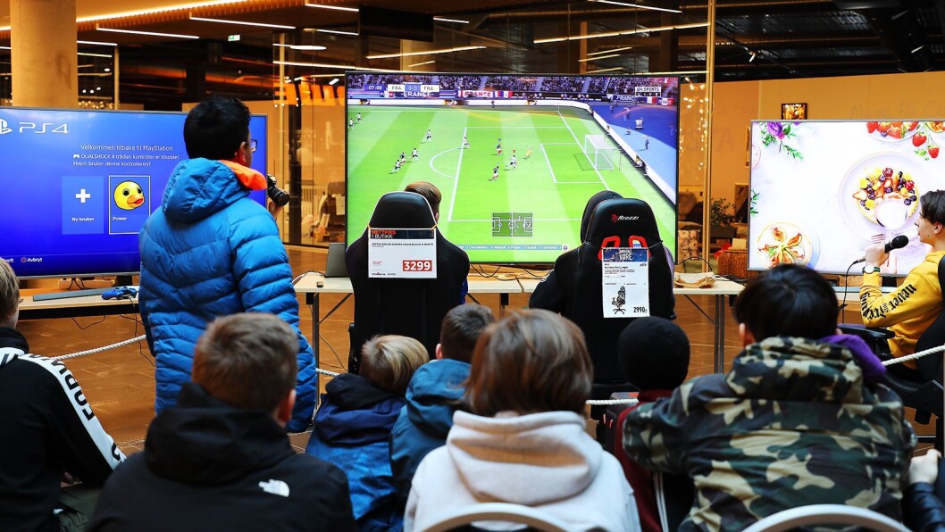 Elkjøp og Power hadde sammen rigget opp til Fifa-turnering i fellesområdet mellom de to butikkene ved Jærhagen kjøpesenter. Foto: Jeanette Stokkeland/Jærhagen Elkjøp og Power hadde sammen rigget opp til Fifa-turnering i fellesområdet mellom de to butikkene ved Jærhagen kjøpesenter. Foto: Jeanette Stokkeland/Jærhagen