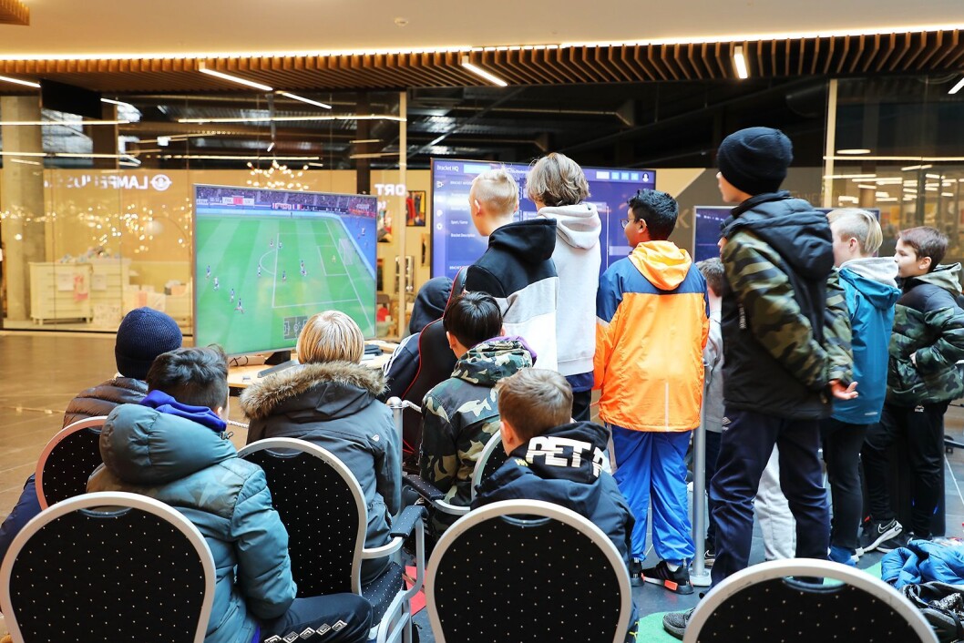Rundt 30 barn deltok i Fifa-turneringen ved Jærhagen kjøpesenter i skolens vinterferie. Foto: Jeanette Stokkeland/Jærhagen. Rundt 30 barn deltok i Fifa-turneringen ved Jærhagen kjøpesenter i skolens vinterferie. Foto: Jeanette Stokkeland/Jærhagen.