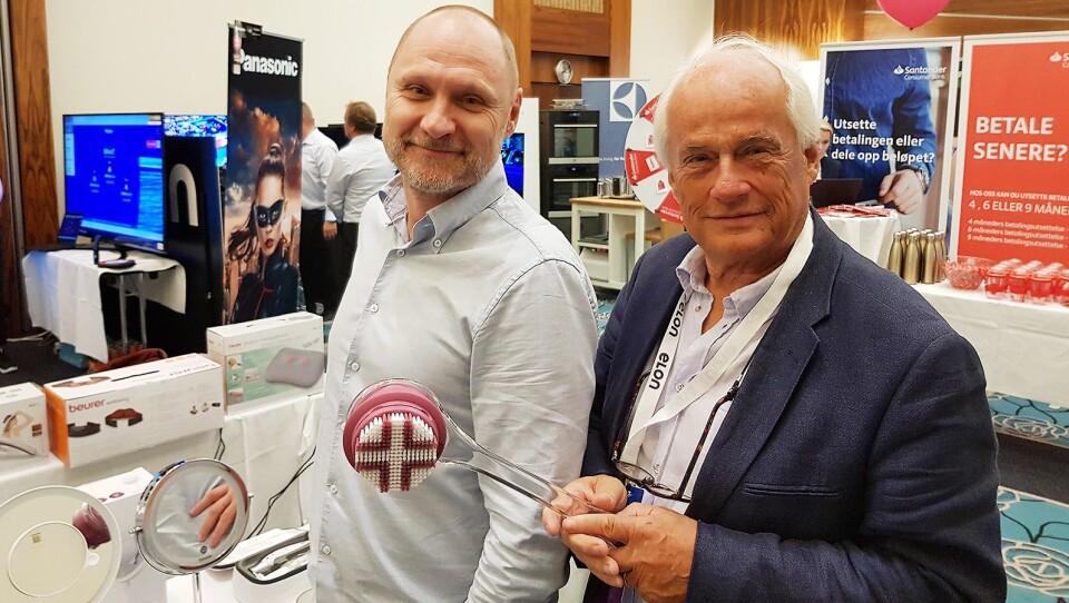 Mercante-sjef Kenneth Baltzersen (t. v.) og hans kollega Hugo Sveholm viste høsten 2019 Beurer-produkter på Elons opplæringsmesse. Foto: Jan Røsholm