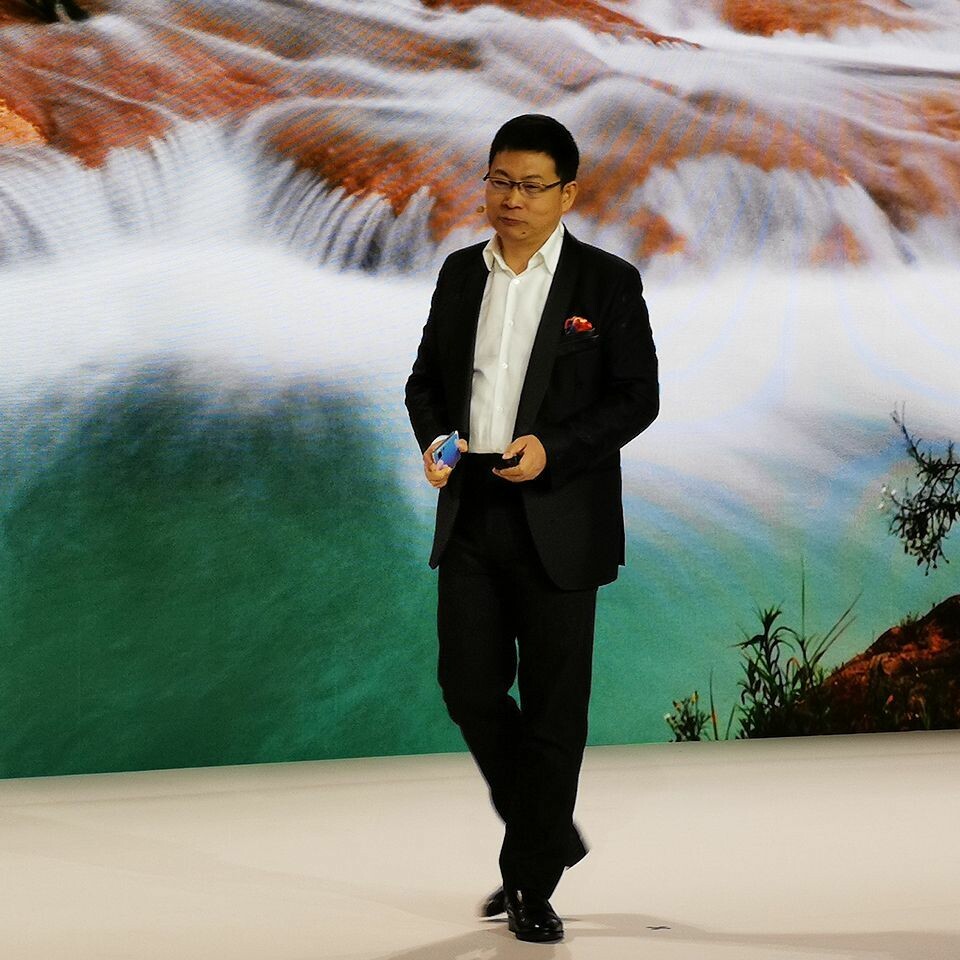 Toppsjef Richard Yu i Huawei Consumer Business Group på scenen i Paris under lanseringen av P30-serien i fjor. Foto: Stian Sønsteng.