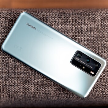 Huawei P40 og P40 Pro (bildet) kommer i fargene Silver Frost (bildet), Deep Sea Blue og sort. Foto: Huawei. Huawei P40 og P40 Pro (bildet) kommer i fargene Silver Frost (bildet), Deep Sea Blue og sort. Foto: Huawei.
