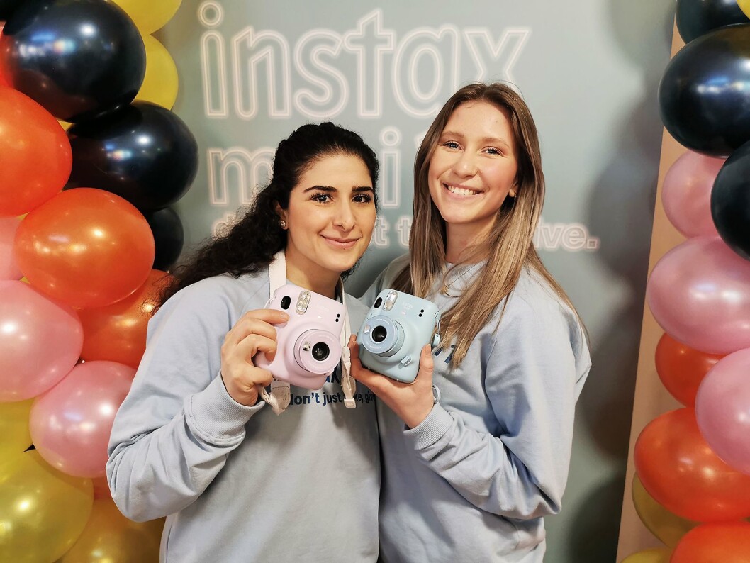 Jessica Esso (t. v.) og Cecilie Øverland ved Fujufilm Nordic med Instax mini 11. Foto: Stian Sønsteng Jessica Esso (t. v.) og Cecilie Øverland ved Fujufilm Nordic med Instax mini 11. Foto: Stian Sønsteng