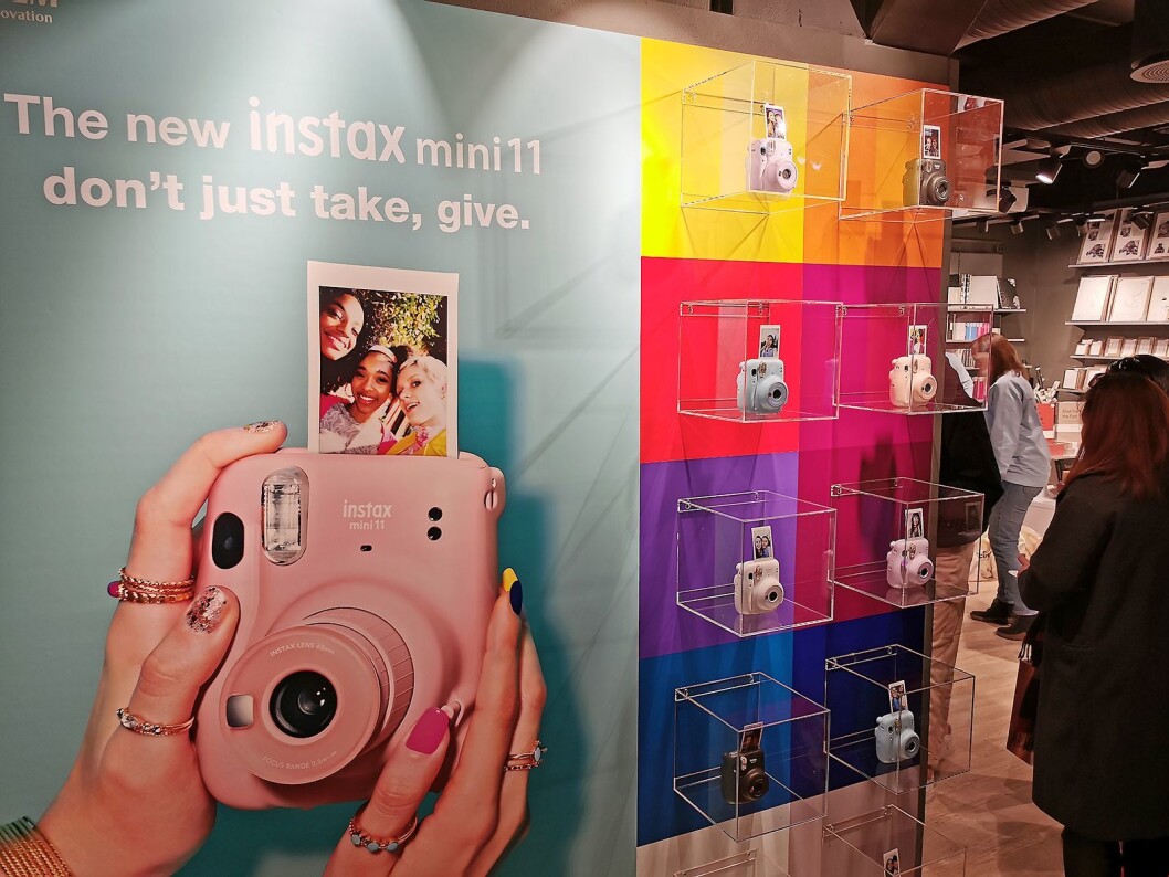 Ved inngangen til Elite Foto Storo er en hel vegg viet Instax mini 11. Foto: Stian Sønsteng. Ved inngangen til Elite Foto Storo er en hel vegg viet Instax mini 11. Foto: Stian Sønsteng.