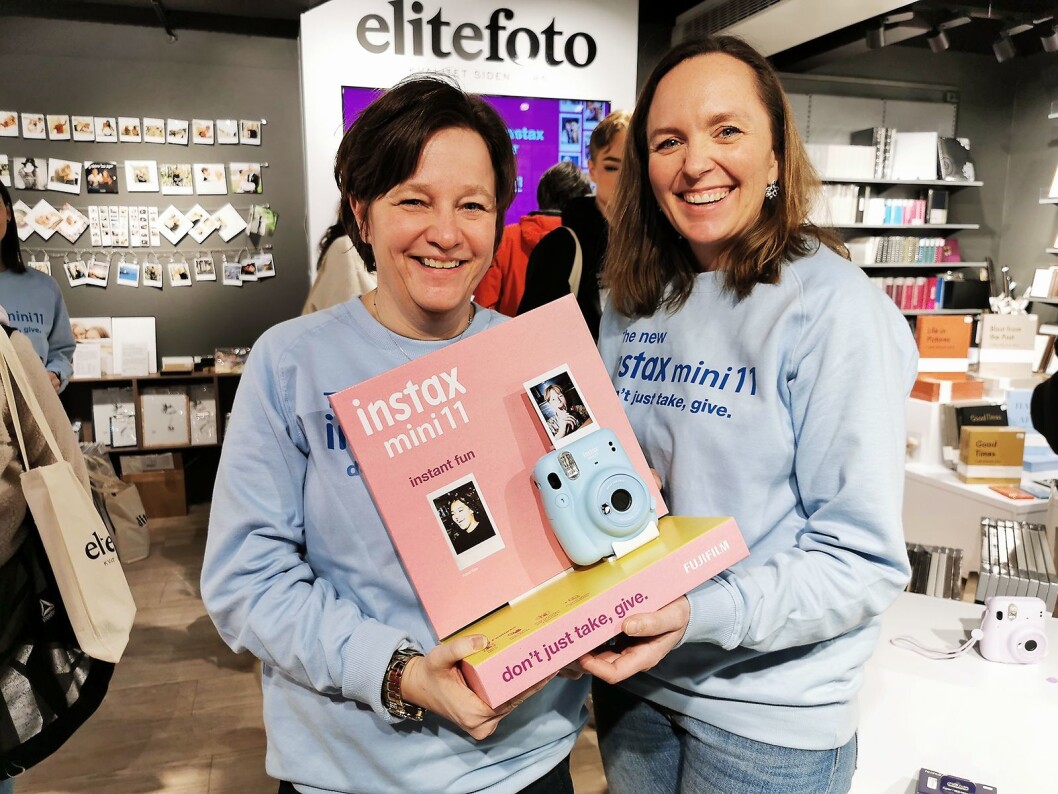 Carina Groa Norland (t. v.) og Kristine Lindstrøm fra kjedekontoret til Elite Foto deltok på lanseringen av Instax mini 11. Foto: Stian Sønsteng. Carina Groa Norland (t. v.) og Kristine Lindstrøm fra kjedekontoret til Elite Foto deltok på lanseringen av Instax mini 11. Foto: Stian Sønsteng.