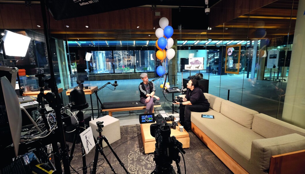 Det står ikke på utstyret når Foto.no produserer videointervjuer til sin YouTube-kabal. I sofaen Tom Erik Nicolaysen (t. v.) og Arash Taheri. Foto: Joakim Fjeldli/Foto.no. Det står ikke på utstyret når Foto.no produserer videointervjuer til sin YouTube-kabal. I sofaen Tom Erik Nicolaysen (t. v.) og Arash Taheri. Foto: Joakim Fjeldli/Foto.no.