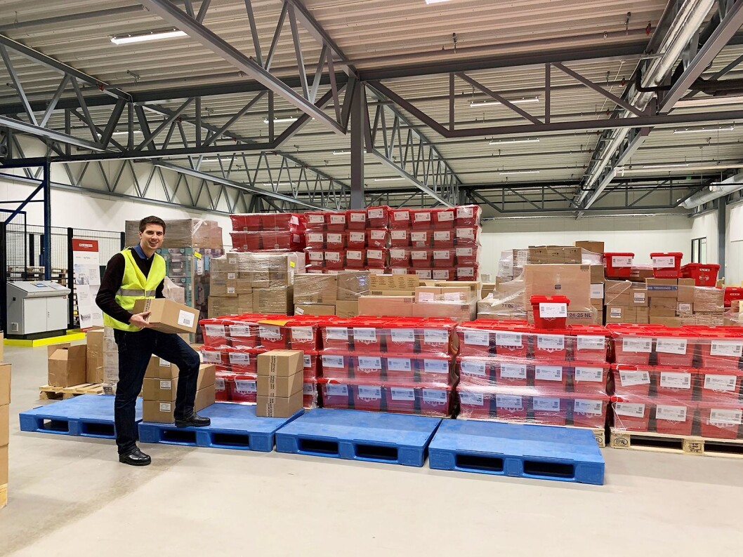 Daglig leder Hans Kristian Furuseth i Farmasiet har selv tatt i et tak på lageret selskapet leier hos Komplett. Foto: Farmasiet Daglig leder Hans Kristian Furuseth i Farmasiet har selv tatt i et tak på lageret selskapet leier hos Komplett. Foto: Farmasiet