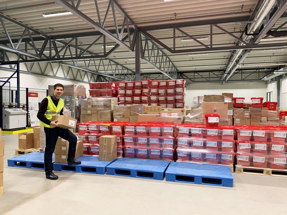 Daglig leder Hans Kristian Furuseth i Farmasiet har selv tatt i et tak på lageret selskapet leier hos Komplett. Foto: Farmasiet