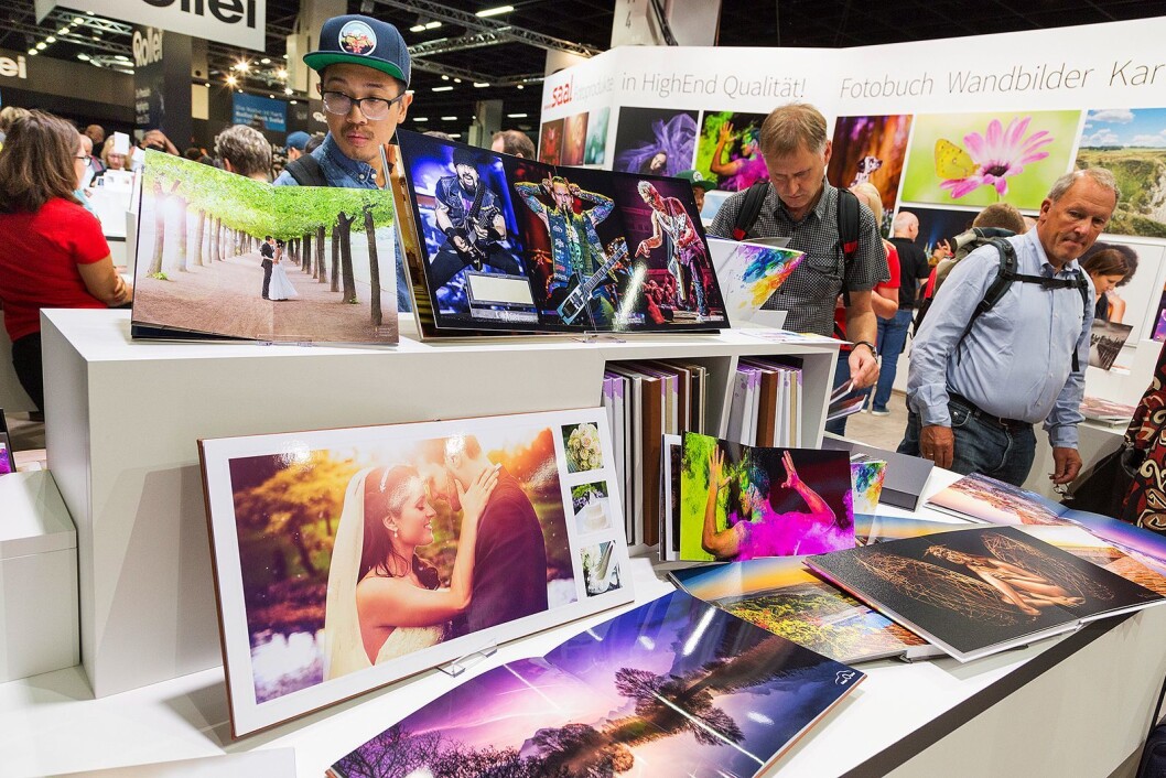 Vi både tar flere bilder og skriver dem oftere ut i et fysisk format. Foto: Messe Koeln Vi både tar flere bilder og skriver dem oftere ut i et fysisk format. Foto: Messe Koeln