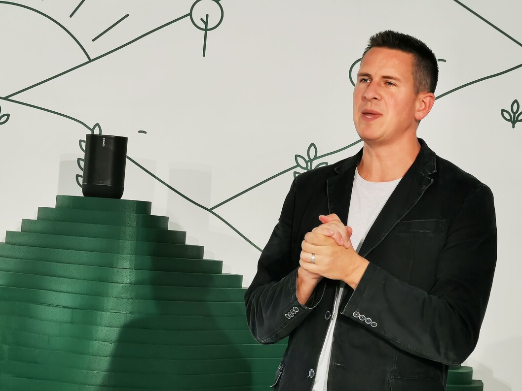 Sonos’ toppsjef Patrick Spence på IFA 2019 med Move-høyttaleren. Foto: Stian Sønsteng. Sonos’ toppsjef Patrick Spence på IFA 2019 med Move-høyttaleren. Foto: Stian Sønsteng.