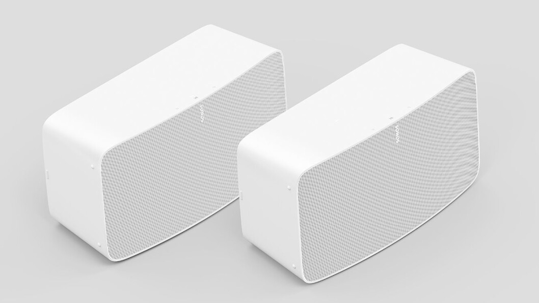 Sonos Five erstatter Play:5, og har fått mikrofon for stemmestyring samt større prosesseringskraft. Kommer i helhvitt og helsort. Pris: 5.800,- Foto: Sonos. Sonos Five erstatter Play:5, og har fått mikrofon for stemmestyring samt større prosesseringskraft. Kommer i helhvitt og helsort. Pris: 5.800,- Foto: Sonos.