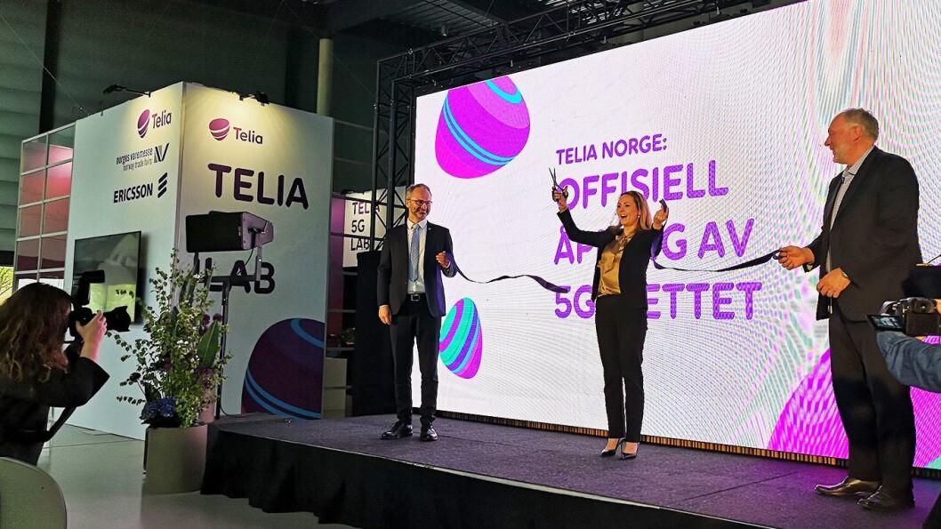 Ordfører i Lillestrøm kommune Jørgen Vik, distrikts- og digitaliseringsminister Linda Hofstad Helleland og administrerende direktør i Telia Norge Stein-Erik Vellan åpner Telias 5G-nett i Norge. Foto: Marte Ottemo Ordfører i Lillestrøm kommune Jørgen Vik, distrikts- og digitaliseringsminister Linda Hofstad Helleland og administrerende direktør i Telia Norge Stein-Erik Vellan åpner Telias 5G-nett i Norge. Foto: Marte Ottemo