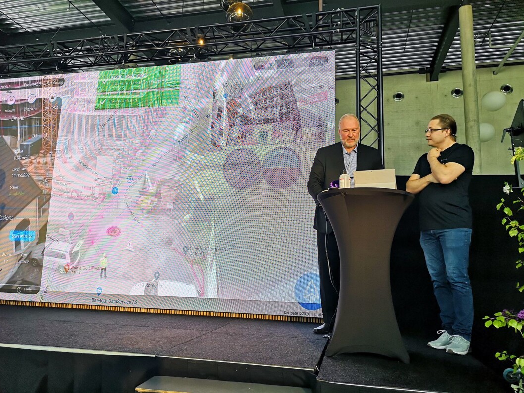 Administrerende direktør i Telia, Stein-Erik Velland får hjelp av Vitaly Slettvold i Droneverkstedet til å kjøre opp en drone for å overvåke en byggeplass live via 5G. Foto: Marte Ottemo. Administrerende direktør i Telia, Stein-Erik Velland får hjelp av Vitaly Slettvold i Droneverkstedet til å kjøre opp en drone for å overvåke en byggeplass live via 5G. Foto: Marte Ottemo.