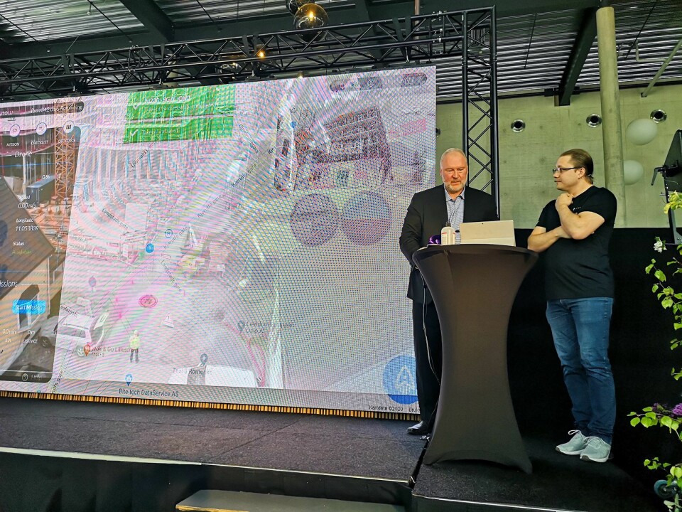 Administrerende direktør i Telia, Stein-Erik Velland får hjelp av Vitaly Slettvold i Droneverkstedet til å kjøre opp en drone for å overvåke en byggeplass live via 5G. Foto: Marte Ottemo.