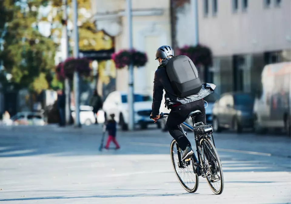 Targus tror nye måter å pendle på, som med sykkel eller til fots, vil øke etterspørselen etter smarte ryggsekker og vesker. Foto: Targus