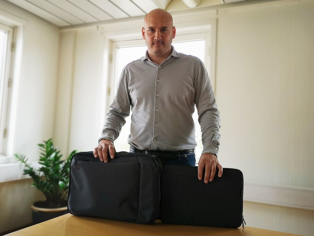 Raphael De Perlinghi, Emea-sjef for konsumentmarkedet hos Targus, viser fram den nye kolleksjonen Targus Cypress EcoSmart. Foto: Marte Ottemo. Raphael De Perlinghi, Emea-sjef for konsumentmarkedet hos Targus, viser fram den nye kolleksjonen Targus Cypress EcoSmart. Foto: Marte Ottemo.