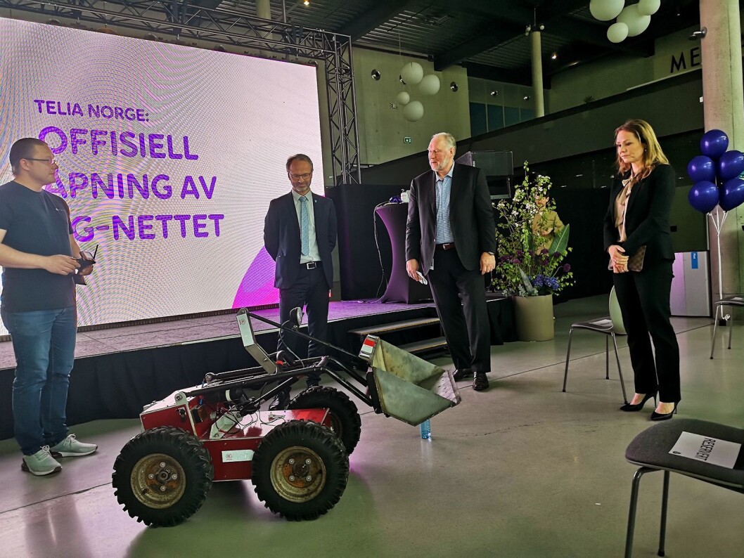 Telia demonstrerte også fjernstyring via 5G-nettet på landbaserte kjøretøy. F.v: Vitaly Slettvold i Droneverkstedet, ordfører i Lillestrøm Jørgen Vik, Telia-sjef Stein-Erik Velland og distrikts- og digitaliseringsminster Linda Hofstad Helleland. Foto: Marte Ottemo. Telia demonstrerte også fjernstyring via 5G-nettet på landbaserte kjøretøy. F.v: Vitaly Slettvold i Droneverkstedet, ordfører i Lillestrøm Jørgen Vik, Telia-sjef Stein-Erik Velland og distrikts- og digitaliseringsminster Linda Hofstad Helleland. Foto: Marte Ottemo.