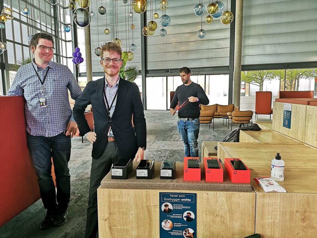 Både Samsung og OnePlus stilte sine 5G-telefoner til test for de oppmøtte på Telias pressekonferanse. I midten Daniel Kvalheim, teknisk kunde- og medieansvarlig i Samsung Norge. Foto: Marte Ottemo Både Samsung og OnePlus stilte sine 5G-telefoner til test for de oppmøtte på Telias pressekonferanse. I midten Daniel Kvalheim, teknisk kunde- og medieansvarlig i Samsung Norge. Foto: Marte Ottemo