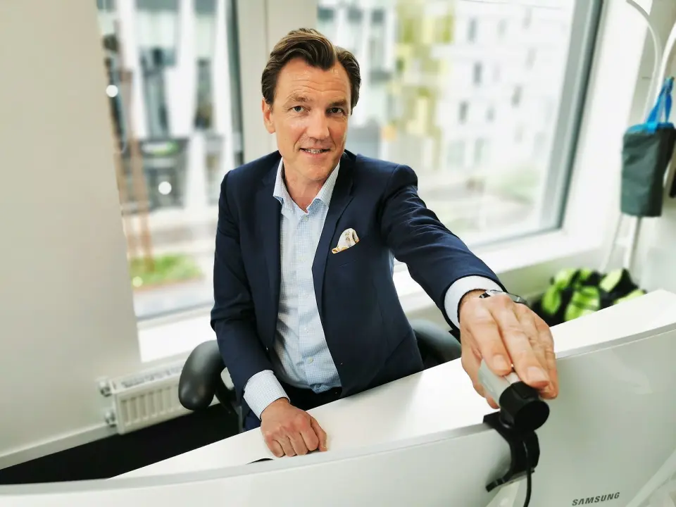Web-kameraet på kontoret til Elkjøp-sjef Erik G. Sønsterud var på plass allerede før koronakrisen. Foto: Stian Sønsteng. Web-kameraet på kontoret til Elkjøp-sjef Erik G. Sønsterud var på plass allerede før koronakrisen. Foto: Stian Sønsteng.
