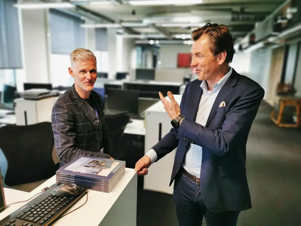 Elkjøps toppsjef Erik G. Sønsterud (t. h.) liker slå av en prat med kollegene i Nydalen. Her med Rune Eriksen, nordisk salgsdirektør for kjøkken og interiør. Foto: Stian Sønsteng. Elkjøps toppsjef Erik G. Sønsterud (t. h.) liker slå av en prat med kollegene i Nydalen. Her med Rune Eriksen, nordisk salgsdirektør for kjøkken og interiør. Foto: Stian Sønsteng.