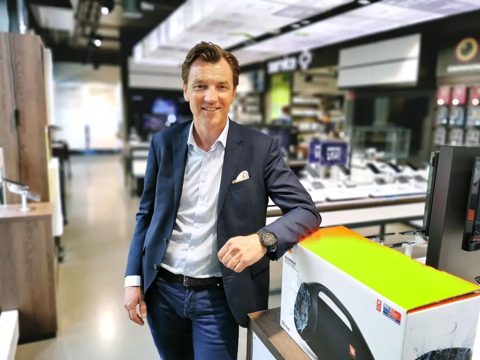 Konsernsjef Erik G. Sønsterud i Elkjøp Nordic ved Elkjøp Phonehouse-butikken som ligger på gateplan ved hovedkontoret i Nydalen. Foto: Stian Sønsteng. Konsernsjef Erik G. Sønsterud i Elkjøp Nordic ved Elkjøp Phonehouse-butikken som ligger på gateplan ved hovedkontoret i Nydalen. Foto: Stian Sønsteng.