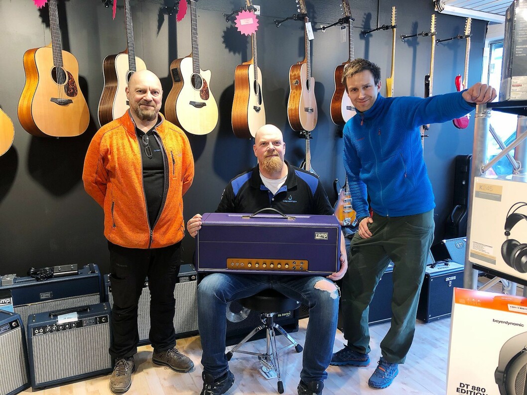 Daglig leder Arild Johnsen (f. v.), salgssjef Eirik Haua og systemtekniker Torje Helland Graff med noen av Ramp-ampene Lydproduksjon Tromsø selv utvikler og produserer. Foto: Daniel Irgens Hanssen.