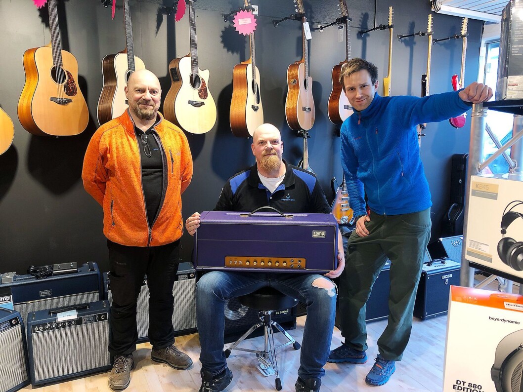 Daglig leder Arild Johnsen (f. v.), salgssjef Eirik Haua og systemtekniker Torje Helland Graff med noen av Ramp-ampene Lydproduksjon Tromsø selv utvikler og produserer. Foto: Daniel Irgens Hanssen. Daglig leder Arild Johnsen (f. v.), salgssjef Eirik Haua og systemtekniker Torje Helland Graff med noen av Ramp-ampene Lydproduksjon Tromsø selv utvikler og produserer. Foto: Daniel Irgens Hanssen.