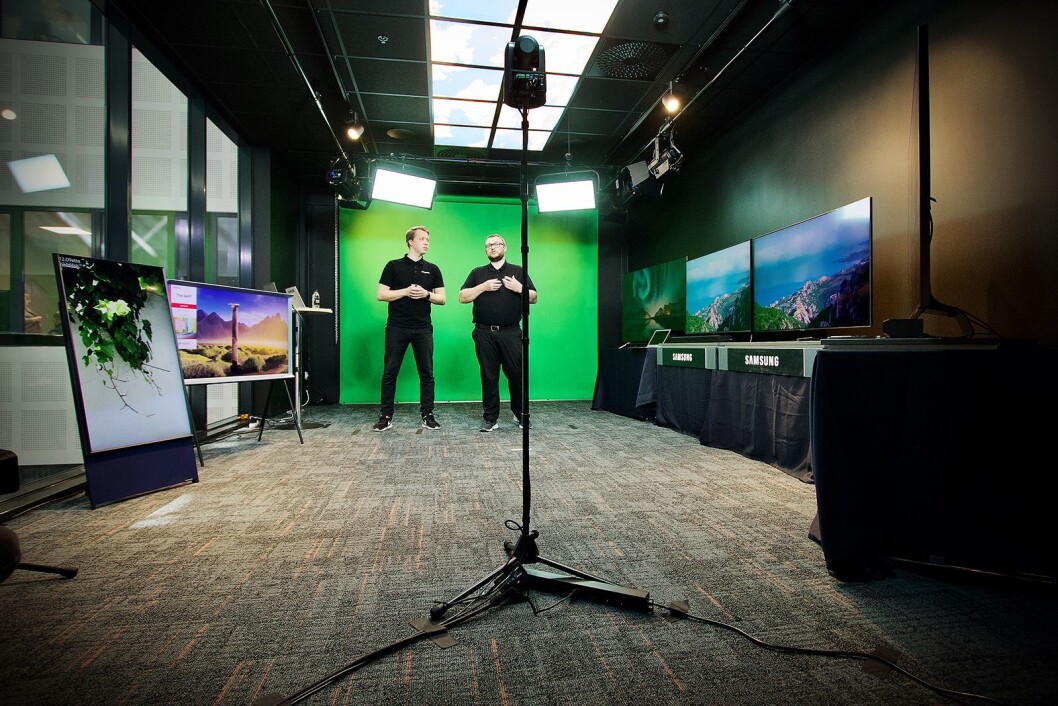 Senior-opplærer Snorre Johnsrud og produktsjef for TV og lyd, Knut Eirik Rørnes, gikk gjennom Samsungs nyeste TVer og lydprodukter. Foto: Power/ Snorre Berg-Domaas Senior-opplærer Snorre Johnsrud og produktsjef for TV og lyd, Knut Eirik Rørnes, gikk gjennom Samsungs nyeste TVer og lydprodukter. Foto: Power/ Snorre Berg-Domaas