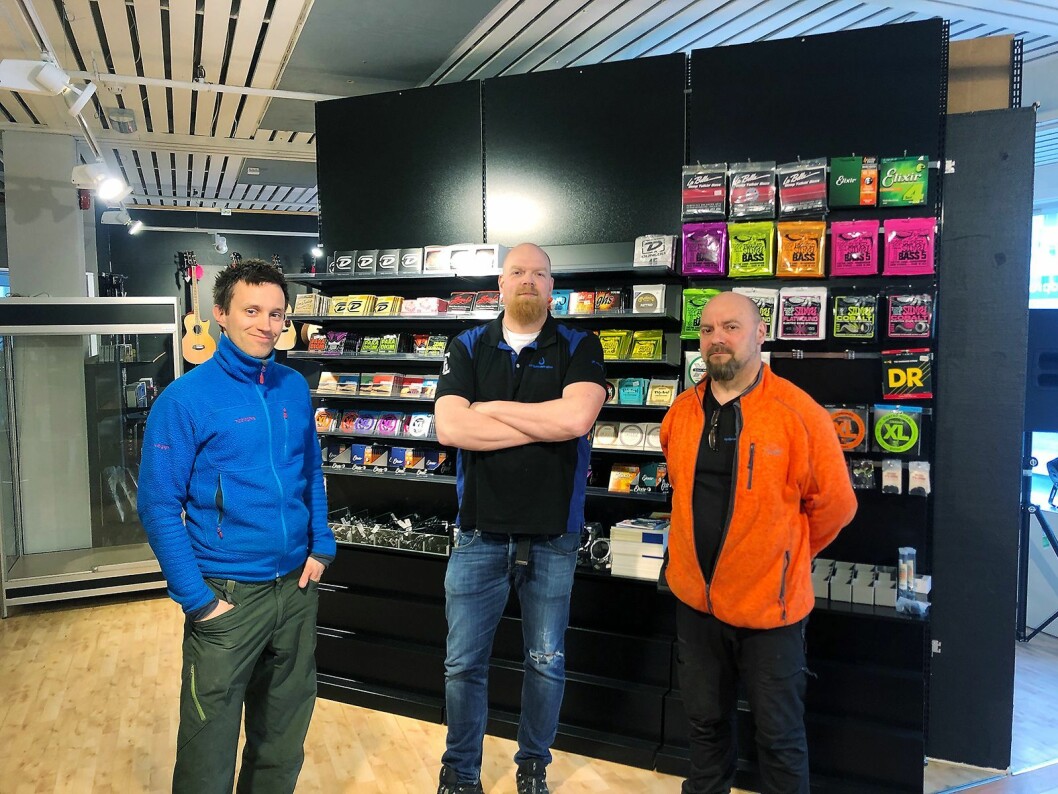 Daglig leder Arild Johnsen (f. h.), salgssjef Eirik Haua og systemtekniker Torje Helland Graff i den nye butikken til Lydproduksjon Tromsø. Foto: Daniel Irgens Hanssen.
