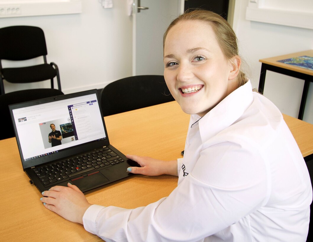 Butikkansatt Jenny Ekse Hovland følger med på både kurs og kommentarer via PCen. Foto: Power/ Snorre Berg-Domaas Butikkansatt Jenny Ekse Hovland følger med på både kurs og kommentarer via PCen. Foto: Power/ Snorre Berg-Domaas