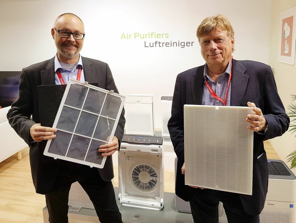 Jarle Karlsrud (t. v.) og Jon Bjaaen i Bedre Inneklima AS med karbon- og HEPA-filtrene som er i luftrenseren Winix Zero Pro. Foto: Jan Røsholm.