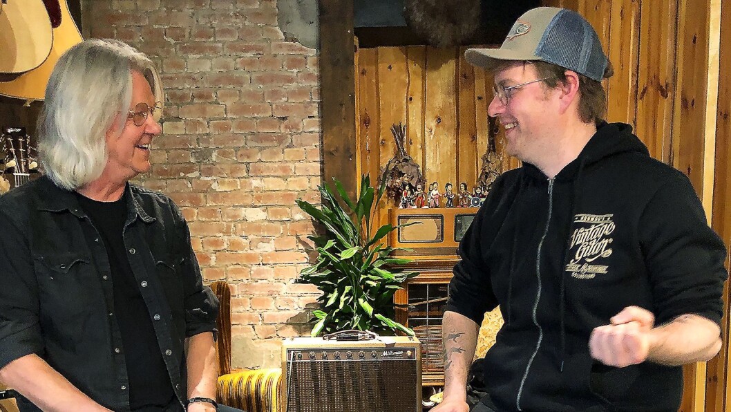 Aslag Haugen (t. v.) fra Hellbillies er gjest hos Arne Kristoffer Hast i VintageGitars Facebook-sending. Foto: Ola Geir Raftevold Aslag Haugen (t. v.) fra Hellbillies er gjest hos Arne Kristoffer Hast i VintageGitars Facebook-sending. Foto: Ola Geir Raftevold