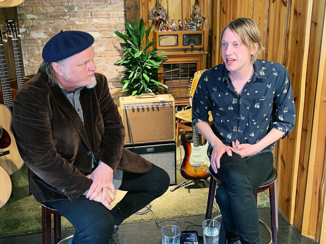Ola Geir Raftevold (t. h.) er deltidsansatt i VintageGitar, og var programleder da Knut Reiersrud var gjest. Raftevold er også tekniker for Reiersrud. Foto: Joakim Tinderholt. Ola Geir Raftevold (t. h.) er deltidsansatt i VintageGitar, og var programleder da Knut Reiersrud var gjest. Raftevold er også tekniker for Reiersrud. Foto: Joakim Tinderholt.