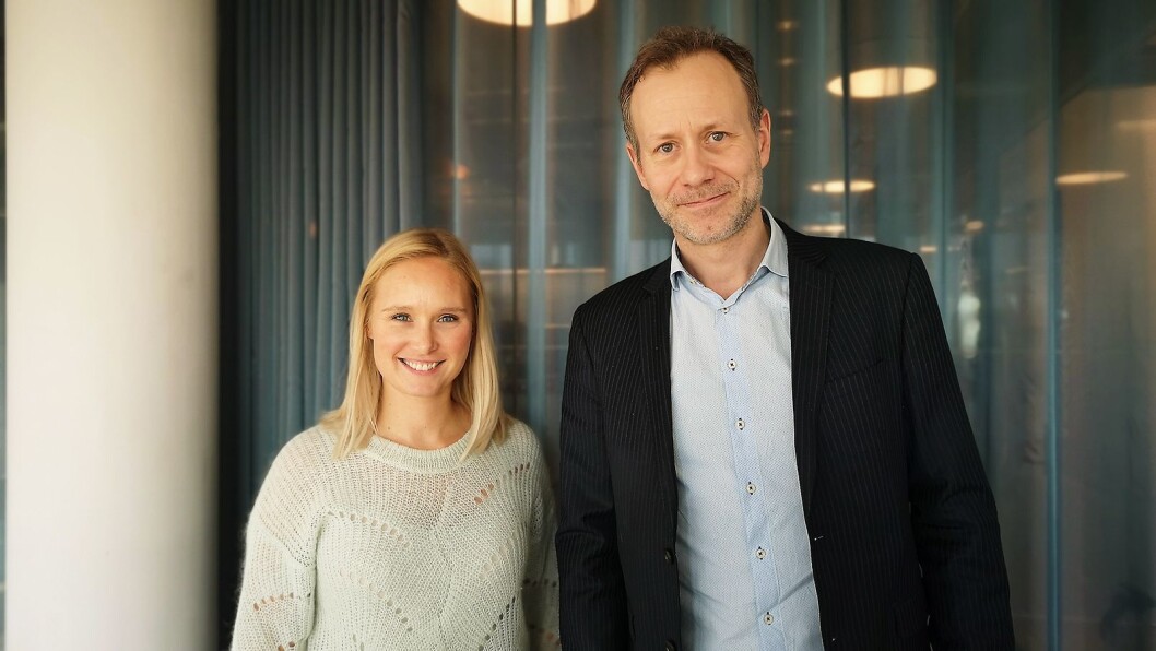 Line Holm Hansen, nordisk PR-ansvarlig i Sony Nordic, her avbildet sammen med salgssjef mobil Cedric Guttormsen ved en tidligere lansering, sier premiumsegmentet for hodetelefoner fortsatt vokser. Foto: Marte Ottemo. Line Holm Hansen, nordisk PR-ansvarlig i Sony Nordic, her avbildet sammen med salgssjef mobil Cedric Guttormsen ved en tidligere lansering, sier premiumsegmentet for hodetelefoner fortsatt vokser. Foto: Marte Ottemo.