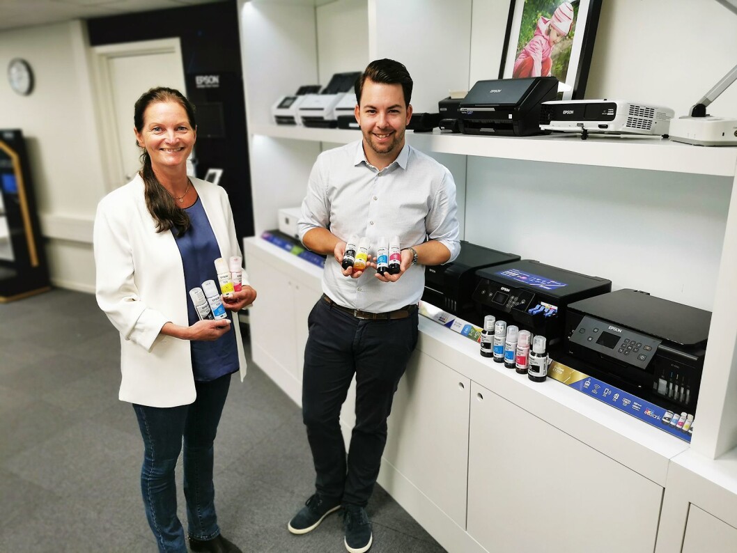PR- og marketingsjef Solfrid Liland og salgssjef Tor Jørgen Westerby i Epson sier EcoTank-skriverne, med blekk på flaske, har styrket selskapets markedsandel i Norge. Foto: Stian Sønsteng PR- og marketingsjef Solfrid Liland og salgssjef Tor Jørgen Westerby i Epson sier EcoTank-skriverne, med blekk på flaske, har styrket selskapets markedsandel i Norge. Foto: Stian Sønsteng