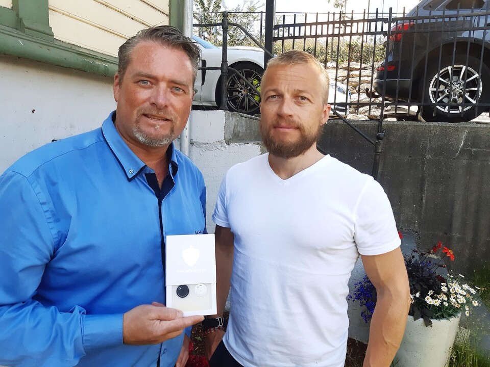Leder for forretningsutvikling, Helge Andersland (t. v.) og daglig leder Eyolf Bakke-Erichsen med de nye sensorene fra SafeTemp. Foto: SafeTemp