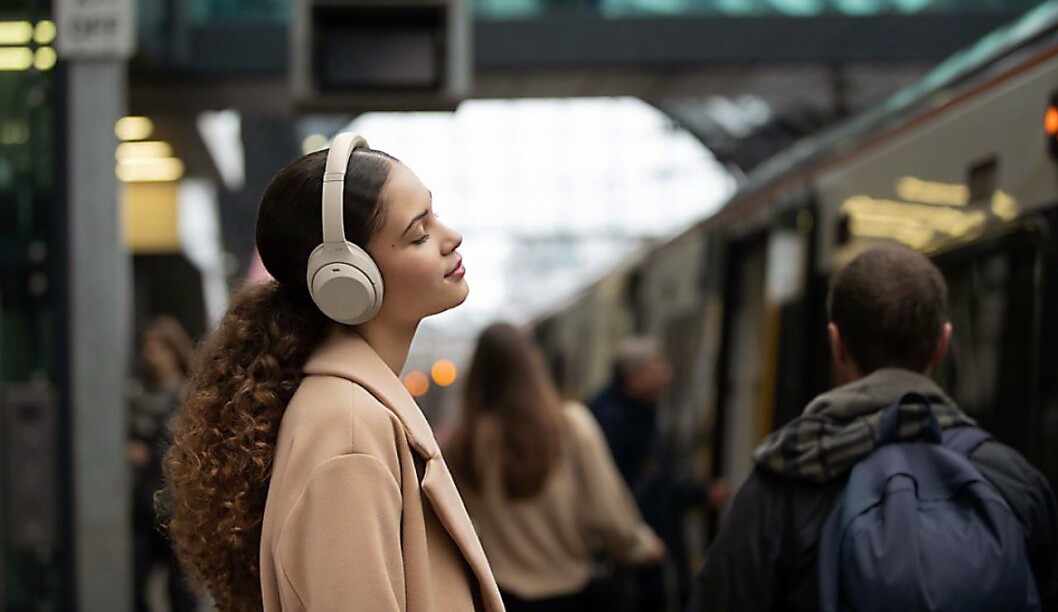 Bedre støykansellering skal gi brukeren en enda bedre opplevelse på offentlig transport. Foto: Sony. Bedre støykansellering skal gi brukeren en enda bedre opplevelse på offentlig transport. Foto: Sony.