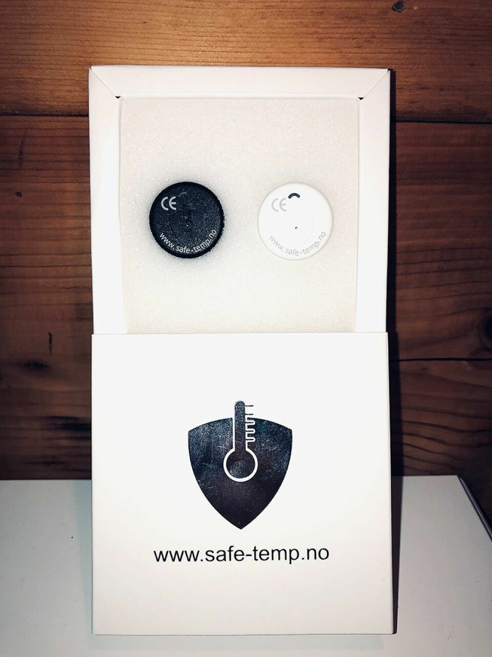 SafeTemp leveres i pakning med to hvite eller sorte sensorer. Foto: SafeTemp.