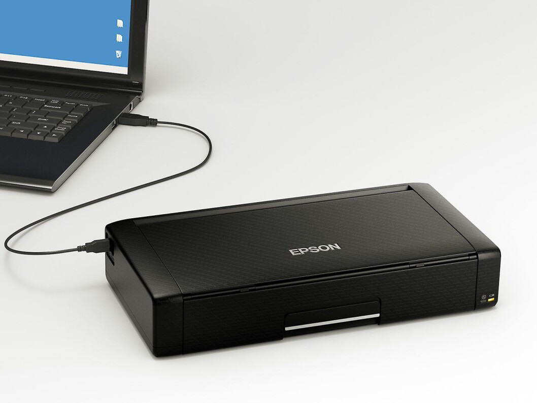 A4-skriver for dem som har behov for å skrive ut på farten. Blekkskriveren har integrert batteri, LCD-skjerm og Wi-Fi Direct-tilkobling, kompatibel med Google Cloud Print og Epson iPrint1. Egnet for å skrive ut fakturaer, kontrakter og annet, uten at man trenger å tenke på ledninger. Pris: 6.700,- Foto: Epson. A4-skriver for dem som har behov for å skrive ut på farten. Blekkskriveren har integrert batteri, LCD-skjerm og Wi-Fi Direct-tilkobling, kompatibel med Google Cloud Print og Epson iPrint1. Egnet for å skrive ut fakturaer, kontrakter og annet, uten at man trenger å tenke på ledninger. Pris: 6.700,- Foto: Epson.