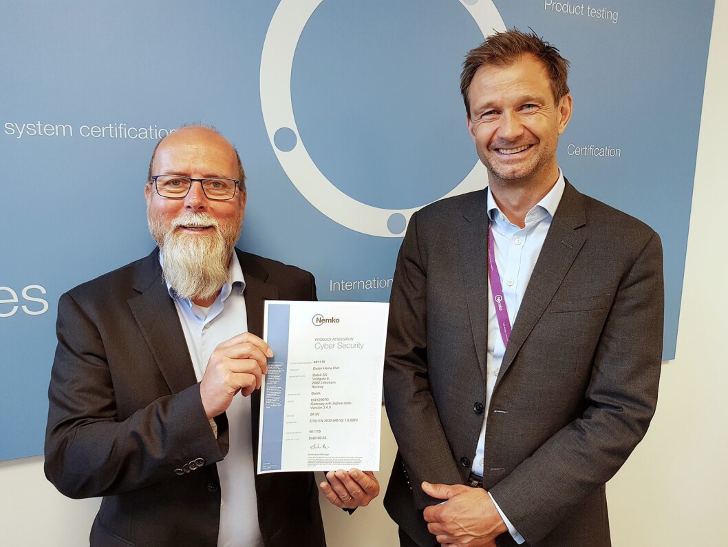 Geir Hørthe (t. v.) og Kristian Myrbakk med Nemkos første cyber security-sertifikat. Foto: Jan Røsholm. Geir Hørthe (t. v.) og Kristian Myrbakk med Nemkos første cyber security-sertifikat. Foto: Jan Røsholm.