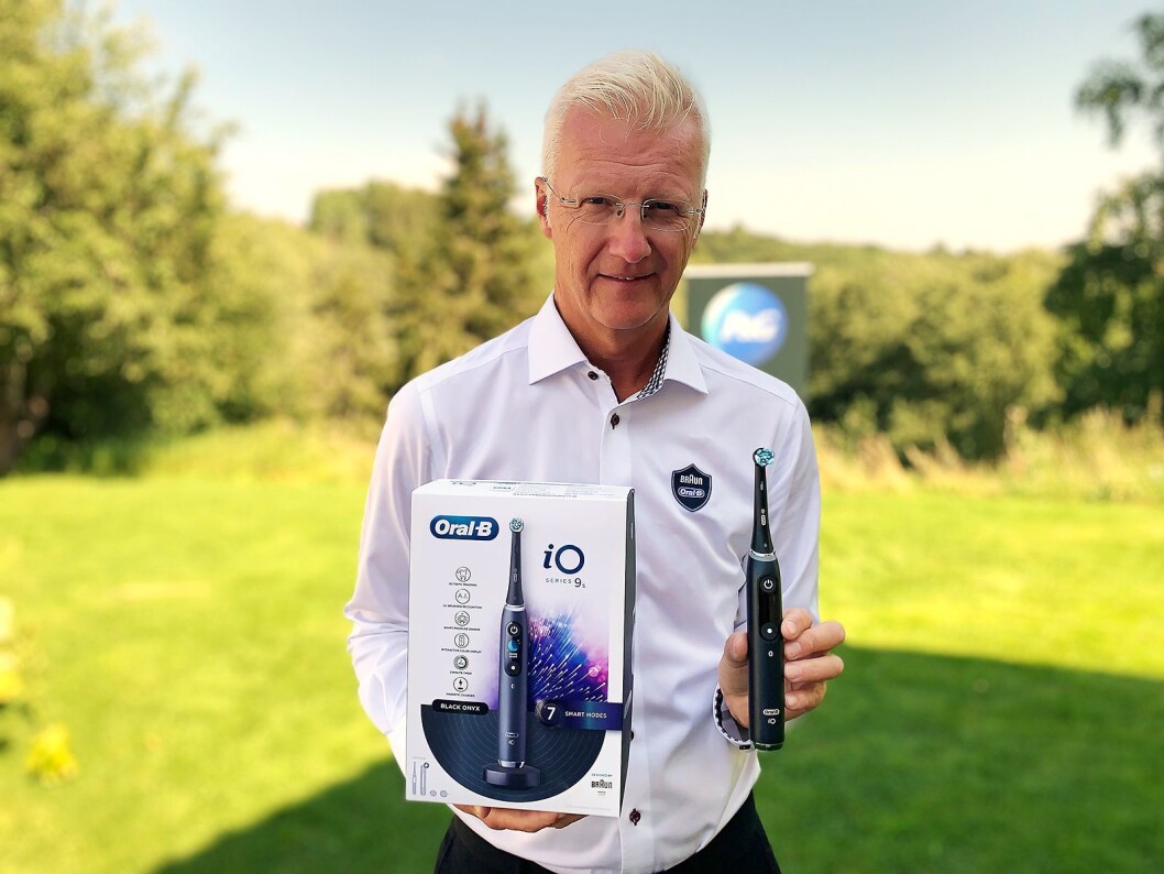 Bjørn Ørn Gustafson er nordisk opplæringssjef i Procter & Gamble, og har arbeidet med Brauns elektriske tannbørster siden 1987. Her er han med nye Oral-B iO. Foto: Procter & Gamble Bjørn Ørn Gustafson er nordisk opplæringssjef i Procter & Gamble, og har arbeidet med Brauns elektriske tannbørster siden 1987. Her er han med nye Oral-B iO. Foto: Procter & Gamble